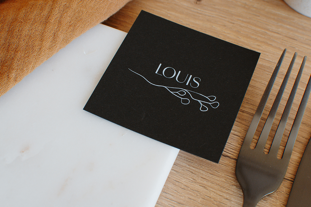 Marque-place noir mariage minimaliste