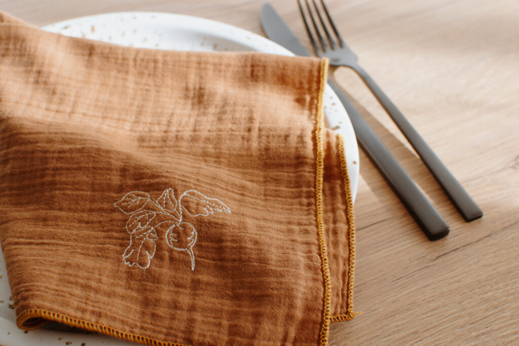 serviette brodée gaze de coton Kaligrafia Nîmes