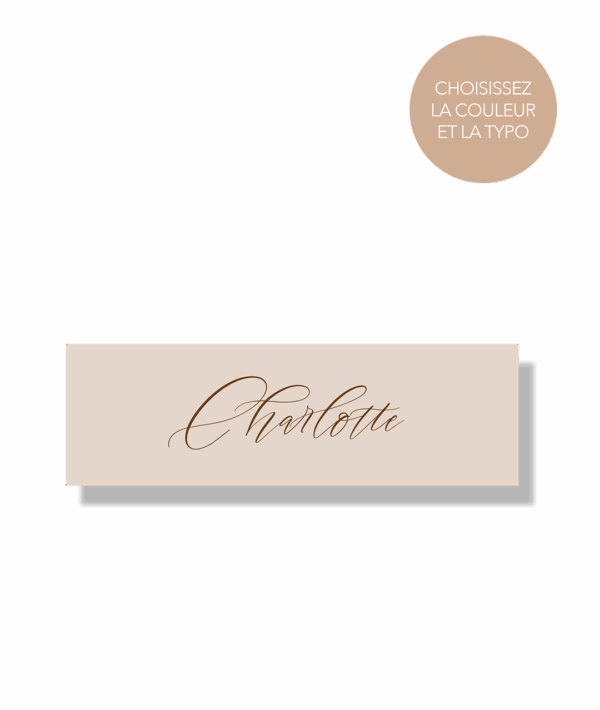 Marque-place beige avec calligraphie élégante et angles droits