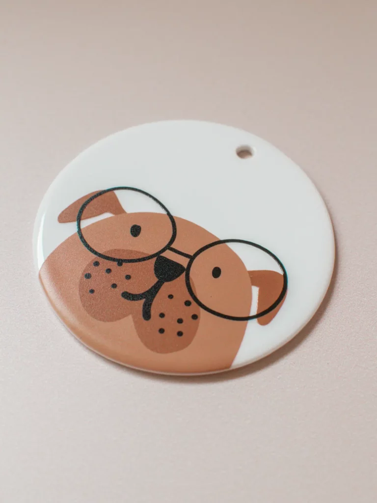 Décoration murale chien à lunettes en céramique